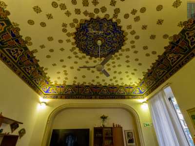 ...coperto da una volta a padiglione, impreziosita da insolite e colorate decorazioni di stampo orientale, realizzate in epoca successiva alla costruzione della villa